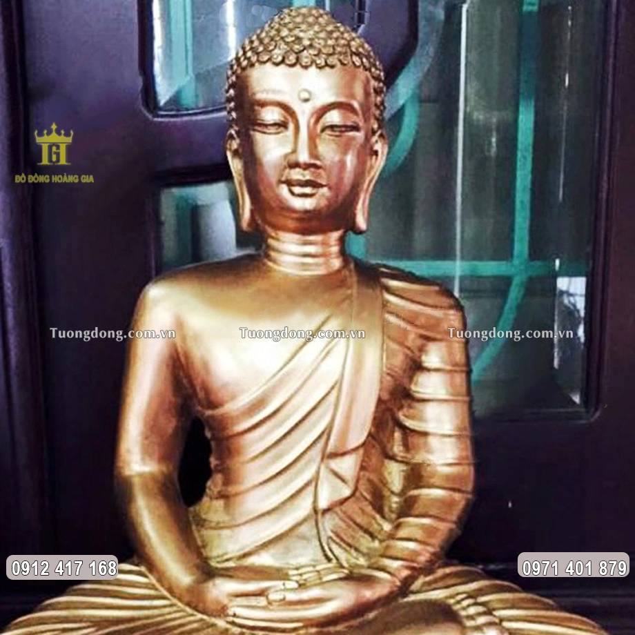 Gương mặt tròn đầy phúc hậu của Ngài được chạm khắc sắc nét